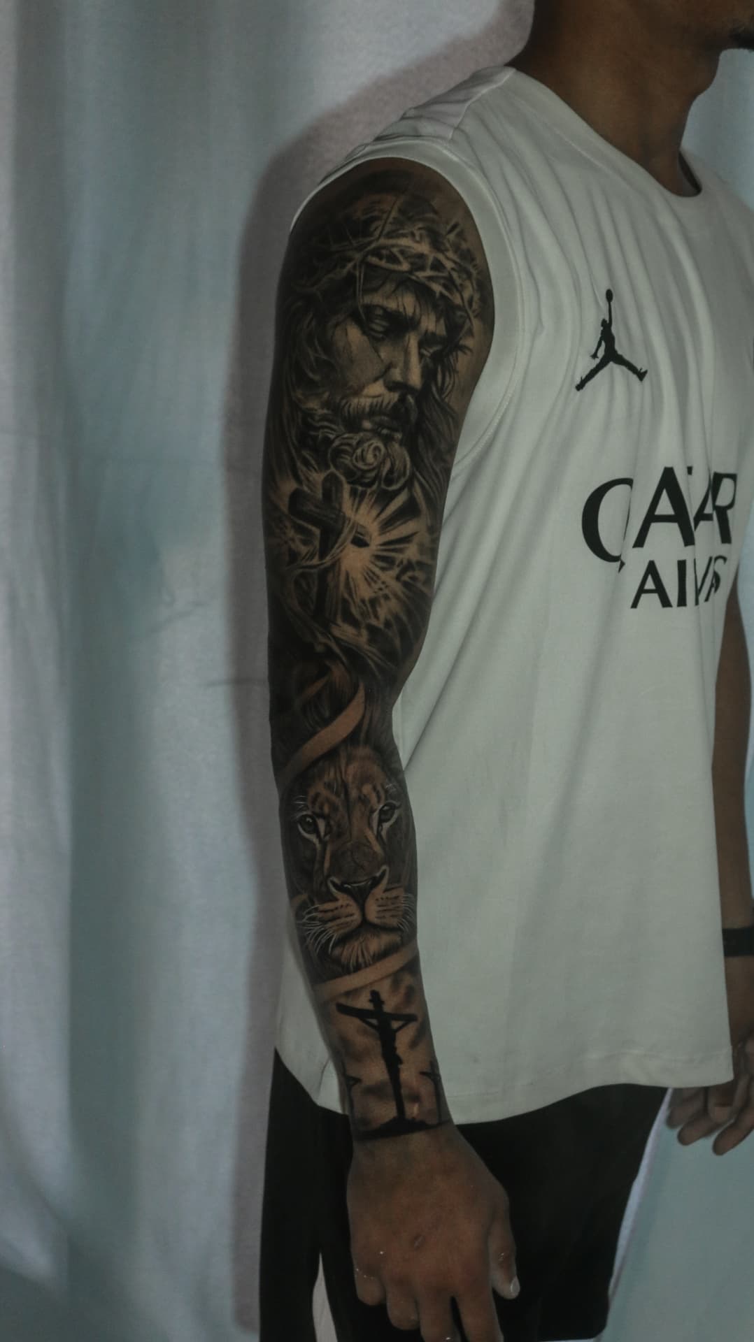 Tatuagem realista de Jesus com coroa de espinhos e cruz — trabalho de Ellen Art Ink